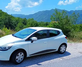 Vooraanzicht van een huurauto Renault Clio 4 in Budva, Montenegro ✓ Auto #7033. ✓ Transmissie Handmatig TM ✓ 3 beoordelingen.