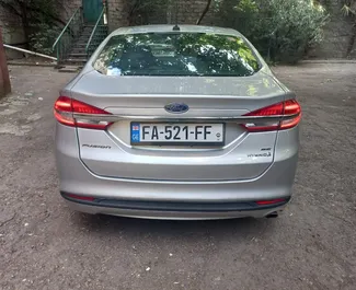 Hybride motor van 2,0L van Ford Fusion Sedan 2017 te huur op de luchthaven van Tbilisi.