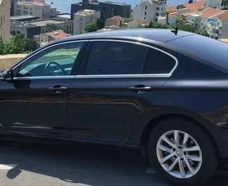 Vooraanzicht van een huurauto Volkswagen Passat in Budva, Montenegro ✓ Auto #7035. ✓ Transmissie Automatisch TM ✓ 0 beoordelingen.