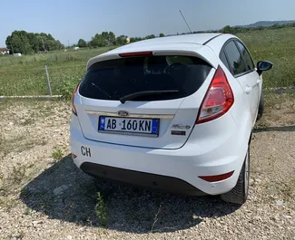 Verhuur Ford Fiesta. Economy Auto te huur in Albanië ✓ Borg van Borg van 150 EUR ✓ Verzekeringsmogelijkheden TPL, CDW, FDW, Buitenland, Jonge.
