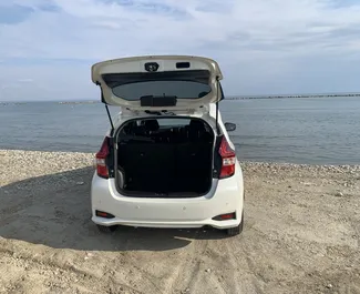 Interieur van Nissan Note te huur in Cyprus. Een geweldige auto met 5 zitplaatsen en een Automatisch transmissie.