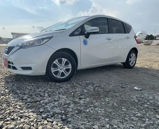 Interieur van Nissan Note te huur in Cyprus. Een geweldige auto met 5 zitplaatsen en een Automatisch transmissie.