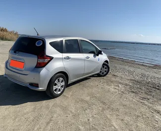 Vooraanzicht van een huurauto Nissan Note in Larnaca, Cyprus ✓ Auto #6829. ✓ Transmissie Automatisch TM ✓ 0 beoordelingen.