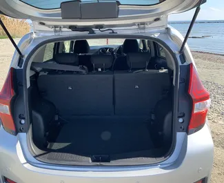 Nissan Note 2019 beschikbaar voor verhuur in Larnaca, met een kilometerlimiet van onbeperkt.