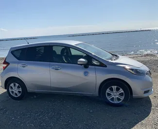 Vooraanzicht van een huurauto Nissan Note in Larnaca, Cyprus ✓ Auto #7070. ✓ Transmissie Automatisch TM ✓ 0 beoordelingen.