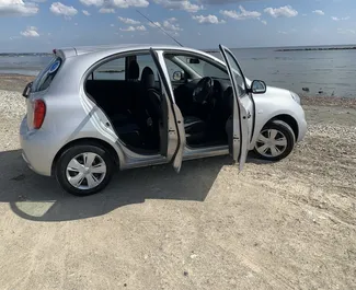 Interieur van Nissan March te huur in Cyprus. Een geweldige auto met 5 zitplaatsen en een Automatisch transmissie.