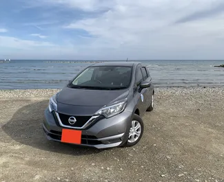 Vooraanzicht van een huurauto Nissan Note in Larnaca, Cyprus ✓ Auto #7099. ✓ Transmissie Automatisch TM ✓ 0 beoordelingen.