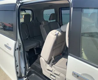 Interieur van Nissan Serena te huur in Cyprus. Een geweldige auto met 7 zitplaatsen en een Automatisch transmissie.