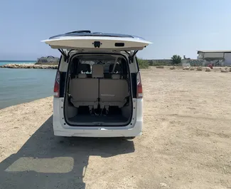 Nissan Serena 2020 met Vooraandrijving systeem, beschikbaar in Larnaca.