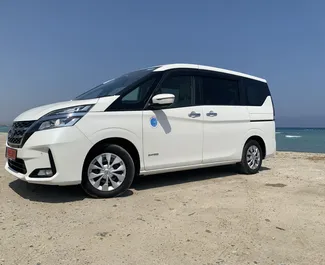 Vooraanzicht van een huurauto Nissan Serena in Larnaca, Cyprus ✓ Auto #7088. ✓ Transmissie Automatisch TM ✓ 0 beoordelingen.