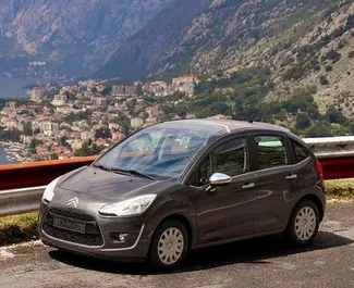 Vooraanzicht van een huurauto Citroen C3 in Kotor, Montenegro ✓ Auto #7127. ✓ Transmissie Automatisch TM ✓ 0 beoordelingen.