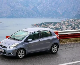 Vooraanzicht van een huurauto Toyota Yaris in Kotor, Montenegro ✓ Auto #7128. ✓ Transmissie Handmatig TM ✓ 0 beoordelingen.