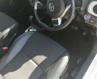 Interieur van Toyota Yaris te huur in Cyprus. Een geweldige auto met 5 zitplaatsen en een Automatisch transmissie.