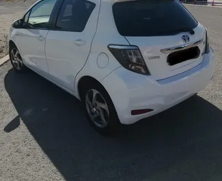 Verhuur Toyota Yaris. Economy, Comfort Auto te huur in Cyprus ✓ Borg van Zonder Borg ✓ Verzekeringsmogelijkheden TPL, CDW, SCDW, Passagiers, Diefstal, Jonge.