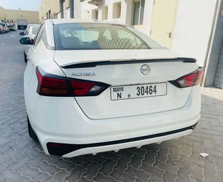 Benzine motor van 2,5L van Nissan Altima 2020 te huur in Dubai.