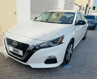 Vooraanzicht van een huurauto Nissan Altima in Dubai, Verenigde Arabische Emiraten ✓ Auto #7096. ✓ Transmissie Automatisch TM ✓ 2 beoordelingen.