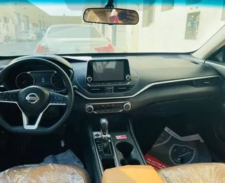 Nissan Altima 2020 beschikbaar voor verhuur in Dubai, met een kilometerlimiet van 200 km/dag.