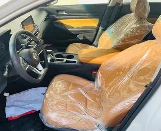 Interieur van Nissan Altima te huur in de VAE. Een geweldige auto met 5 zitplaatsen en een Automatisch transmissie.