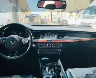 Kia Cadenza 2019 beschikbaar voor verhuur in Dubai, met een kilometerlimiet van 200 km/dag.