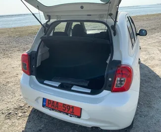 Nissan March 2015 beschikbaar voor verhuur in Larnaca, met een kilometerlimiet van onbeperkt.