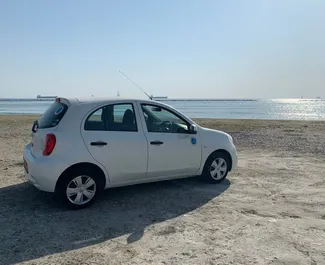 Interieur van Nissan March te huur in Cyprus. Een geweldige auto met 5 zitplaatsen en een Automatisch transmissie.