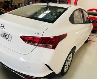 Benzine motor van 1,6L van Hyundai Accent 2022 te huur in Dubai.