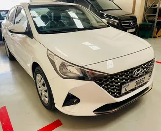 Vooraanzicht van een huurauto Hyundai Accent in Dubai, Verenigde Arabische Emiraten ✓ Auto #7093. ✓ Transmissie Automatisch TM ✓ 3 beoordelingen.