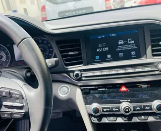 Interieur van Hyundai Elantra te huur in de VAE. Een geweldige auto met 5 zitplaatsen en een Automatisch transmissie.