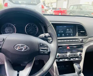 Hyundai Elantra 2019 beschikbaar voor verhuur in Dubai, met een kilometerlimiet van 200 km/dag.