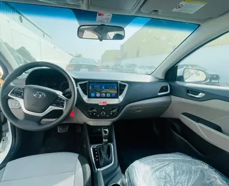 Hyundai Accent 2022 beschikbaar voor verhuur in Dubai, met een kilometerlimiet van 200 km/dag.