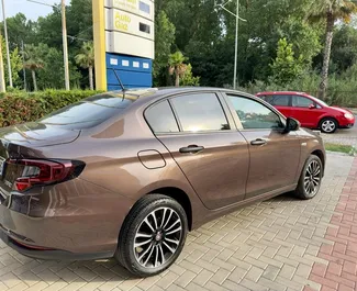 Vooraanzicht van een huurauto Fiat Tipo Sedan op de luchthaven van Tirana, Albanië ✓ Auto #7057. ✓ Transmissie Automatisch TM ✓ 1 beoordelingen.