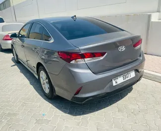 Hyundai Sonata 2018 beschikbaar voor verhuur in Dubai, met een kilometerlimiet van 200 km/dag.