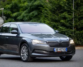 Vooraanzicht van een huurauto Skoda Superb in Tirana, Albanië ✓ Auto #7137. ✓ Transmissie Automatisch TM ✓ 0 beoordelingen.