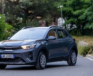 Vooraanzicht van een huurauto Kia Stonic in Tirana, Albanië ✓ Auto #7139. ✓ Transmissie Automatisch TM ✓ 0 beoordelingen.