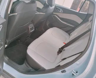 Interieur van JAC JS4 te huur in de VAE. Een geweldige auto met 5 zitplaatsen en een Automatisch transmissie.