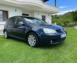 Vooraanzicht van een huurauto Volkswagen Golf 5 in Tirana, Albanië ✓ Auto #7162. ✓ Transmissie Automatisch TM ✓ 0 beoordelingen.