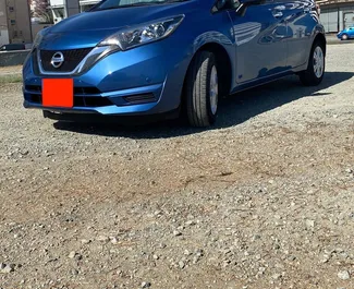 Vooraanzicht van een huurauto Nissan Note in Larnaca, Cyprus ✓ Auto #7072. ✓ Transmissie Automatisch TM ✓ 0 beoordelingen.