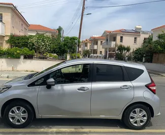 Vooraanzicht van een huurauto Nissan Note in Limassol, Cyprus ✓ Auto #7250. ✓ Transmissie Automatisch TM ✓ 0 beoordelingen.