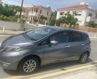 Vooraanzicht van een huurauto Nissan Note in Limassol, Cyprus ✓ Auto #7249. ✓ Transmissie Automatisch TM ✓ 0 beoordelingen.