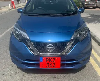 Vooraanzicht van een huurauto Nissan Note in Limassol, Cyprus ✓ Auto #7232. ✓ Transmissie Automatisch TM ✓ 0 beoordelingen.