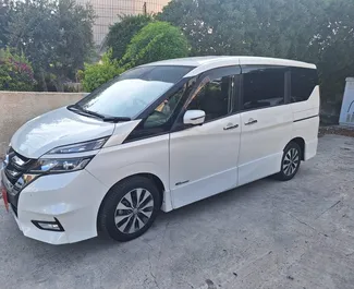 Vooraanzicht van een huurauto Nissan Serena in Limassol, Cyprus ✓ Auto #7235. ✓ Transmissie Automatisch TM ✓ 0 beoordelingen.