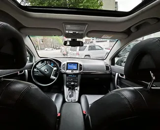 Interieur van Chevrolet Captiva te huur in Georgië. Een geweldige auto met 7 zitplaatsen en een Automatisch transmissie.