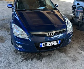 Vooraanzicht van een huurauto Hyundai i30 in Durrës, Albanië ✓ Auto #7298. ✓ Transmissie Handmatig TM ✓ 1 beoordelingen.