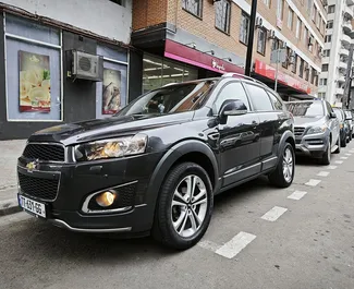 Vooraanzicht van een huurauto Chevrolet Captiva in Tbilisi, Georgië ✓ Auto #7266. ✓ Transmissie Automatisch TM ✓ 0 beoordelingen.