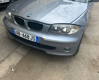 Vooraanzicht van een huurauto BMW 116d in Durrës, Albanië ✓ Auto #7299. ✓ Transmissie Handmatig TM ✓ 2 beoordelingen.