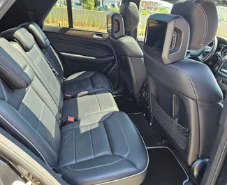 Interieur van Mercedes-Benz ML350 te huur in Albanië. Een geweldige auto met 5 zitplaatsen en een Automatisch transmissie.