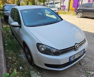 Vooraanzicht van een huurauto Volkswagen Golf 6 in Tirana, Albanië ✓ Auto #7219. ✓ Transmissie Handmatig TM ✓ 0 beoordelingen.