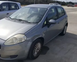 Vooraanzicht van een huurauto Fiat Punto in Durrës, Albanië ✓ Auto #7296. ✓ Transmissie Handmatig TM ✓ 0 beoordelingen.