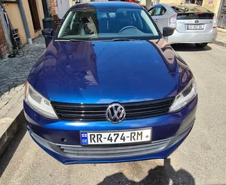 Vooraanzicht van een huurauto Volkswagen Jetta op de luchthaven van Koetaisi, Georgië ✓ Auto #7183. ✓ Transmissie Automatisch TM ✓ 5 beoordelingen.