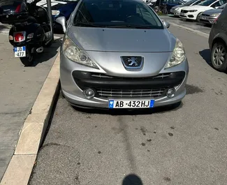 Vooraanzicht van een huurauto Peugeot 207cc in Durrës, Albanië ✓ Auto #7314. ✓ Transmissie Handmatig TM ✓ 0 beoordelingen.